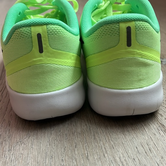 NIB Nike Youth Free Run Sneakers in Ghost Green / Black (Big Kid 5.5Y) - Picture 3 of 7